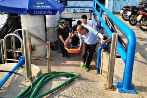 Kịp thời cấp cứu thuyền viên nước ngoài gặp nạn trên biển