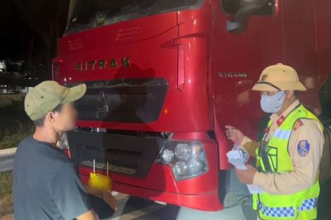 Tài xế không có bằng lái vẫn điều khiển xe đầu kéo trên cao tốc