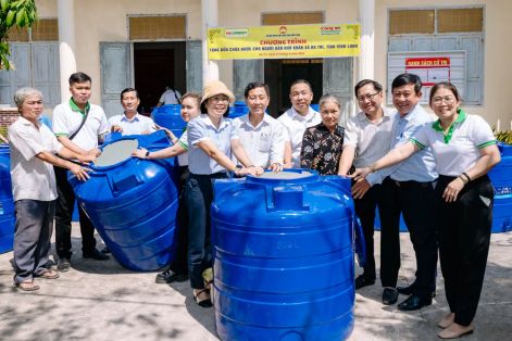 FE CREDIT sẻ chia cùng người dân ĐBSCL giữa mùa hạn mặn