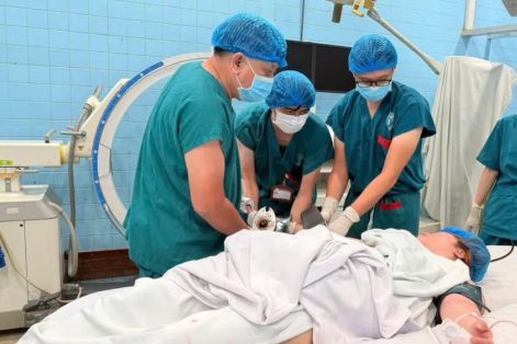 Khoảnh khắc bác sĩ cứu bàn tay người bệnh khỏi máy xay thịt