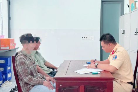 Tịch thu xe máy bốc đầu khi chờ đèn đỏ