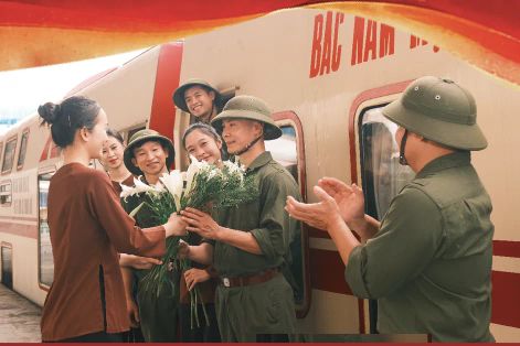 Trải nghiệm chuyến tàu Hà Nội 5 cửa ô, hành trình trở về với ký ức tháng Tư lịch sử