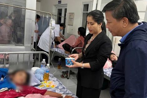 Hàng loạt học sinh ở Quảng Trị bị ngộ độc nghi do ăn bánh mì