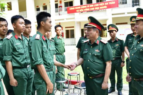 Xúc động buổi gặp mặt gia đình chiến sĩ mới