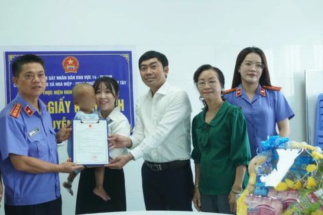 Trao giấy khai sinh cho bé trai 2 tuổi bị bạo hành tại TPHCM