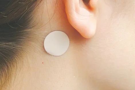 Bé gái loạn thần vì dùng miếng dán chống say tàu xe sai cách