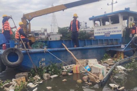 Tăng xử phạt hành vi xả rác xuống kênh, rạch