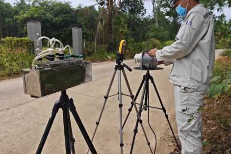 Lấy mẫu không khí xung quanh khu vực xảy ra vụ cháy bãi rác ở Quảng Ngãi