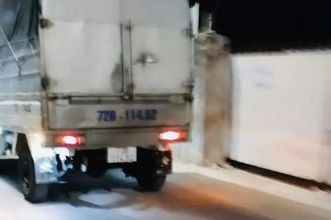 Công an xã Long Hải truy tìm xe tải đổ chất thải trái phép
