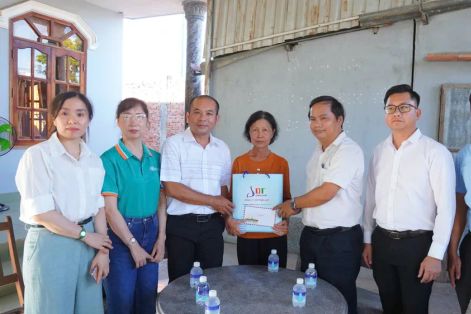 Thăm hỏi, tặng quà người bị tai nạn lao động