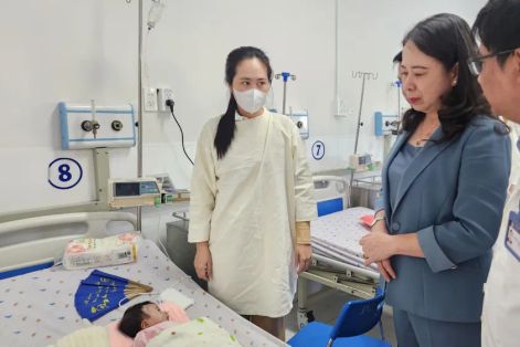 Phó Chủ tịch nước Võ Thị Ánh Xuân thăm và tặng quà bệnh nhi tại TPHCM 