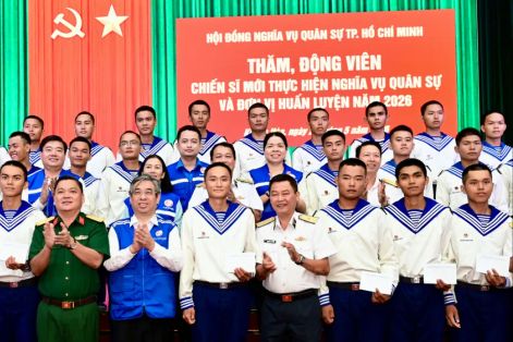 Lãnh đạo TPHCM thăm, động viên chiến sĩ mới thực hiện nghĩa vụ quân sự