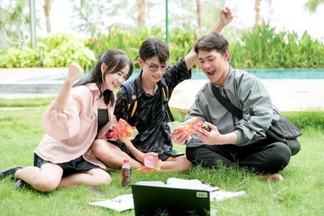 Xé nhãn sau khi uống: Thói quen nhỏ đang thu hút người tiêu dùng
