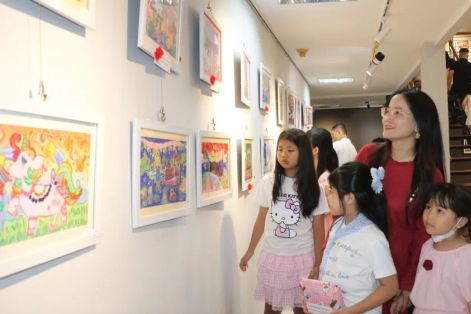 Thiếu nhi TPHCM kể chuyện bằng sắc màu tại triển lãm “Màu yêu thương 03”