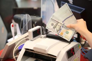 Treo bảng “Điểm mua bán ngoại tệ” giúp người dân hạn chế rủi ro