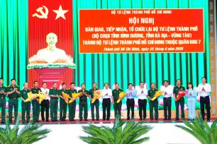 Bàn giao, tiếp nhận, tổ chức lại Bộ Tư lệnh TPHCM