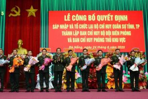 Quân khu 5 công bố các quyết định về tổ chức quân sự địa phương