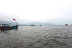 Hút hàng chục tấn dầu trên tàu chở gần 5.000 tấn than chìm ở vùng biển Hà Tĩnh