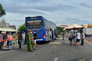 Va chạm với ô tô khách, xe máy cháy rụi, 2 người tử vong