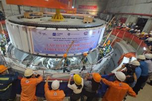 Hạ đặt Rotor tổ máy số 1 Thủy điện Hòa Bình mở rộng