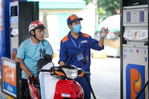 Giá xăng dầu tiếp tục tăng, RON95 vượt mốc 20.000 đồng/lít