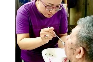 Điểm tựa cho cha mẹ lúc xế chiều