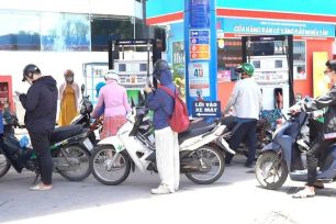 Chiều nay 7-8, giá xăng tăng, dầu giảm