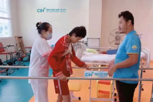 Bé gái Campuchia phục hồi ngoạn mục sau chấn thương sọ não nghiêm trọng