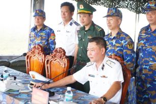 Thượng tướng Nguyễn Văn Nghĩa kiểm tra luyện tập diễu binh trên biển