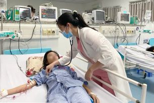 Đóng viện phí cho người lạ