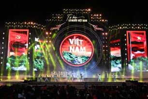 Hơn 30.000 khán giả cùng hòa nhịp trong "Tự hào là người Việt Nam"