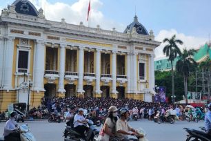 Hàng ngàn người đội nắng đợi nhận vé concert miễn phí 