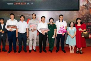 Dàn nghệ sĩ “đội mưa” đến chúc mừng phim Mưa đỏ