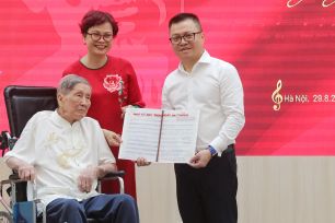 Nhạc sĩ Phạm Tuyên trao tặng bài hát “Như có Bác trong ngày đại thắng”