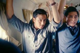 "Tử chiến trên không" vượt mốc 100 tỷ đồng