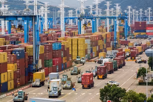 Xuất khẩu EU sang Mỹ lao dốc v&#236; “đ&#242;n k&#233;p” thuế quan v&#224; tỷ gi&#225;