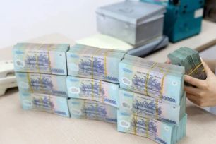 Người dân vẫn gửi tiền, doanh nghiệp bung vốn đầu tư