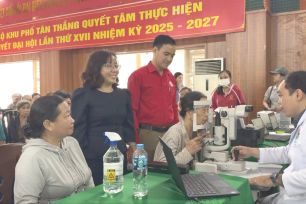 Khám mắt và phát quà cho người dân có hoàn cảnh khó khăn
