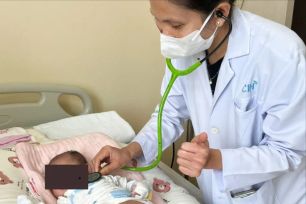 Cứu bé gái sơ sinh bị thoát vị tủy mỡ kèm đảo ngược phủ tạng hiếm gặp