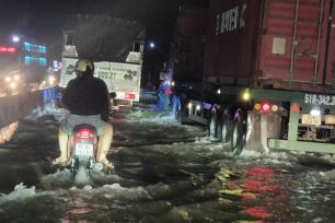 ĐBSCL: Lũ kết hợp triều cường gây lở đê, ngập nặng nhiều nơi