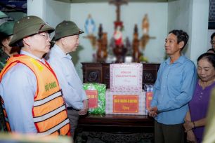 Tổng Bí thư Tô Lâm thăm hỏi, động viên bà con vùng lũ ở Huế