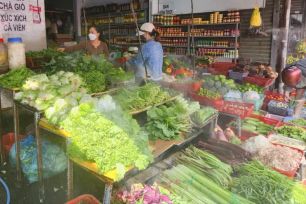 Sau bão số 13: Giá rau củ tăng cao, giá heo hơi giảm