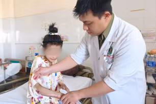 Thiếu nữ trải qua 15 ca mổ sau tai nạn bỏng toàn thân 