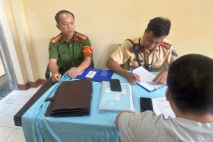 Tài xế ô tô biển vàng "leo lề" bị công an mời làm việc