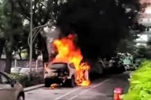 Xe ô tô 5 chỗ cháy rụi ở khu Thảo Điền