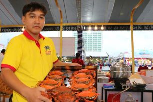 Cua Cà Mau kết hợp đặc sản các địa phương tạo nên nhiều món ăn mới lạ, hấp dẫn 