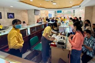 Giá vàng trong nước chiều nay tiếp tục giảm 