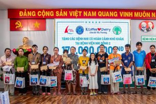 K Coffee &amp; Cherry chia sẻ y&#234;u thương: Trao 330 triệu đồng đồng h&#224;nh c&#249;ng 44 bệnh nhi TP.HCM