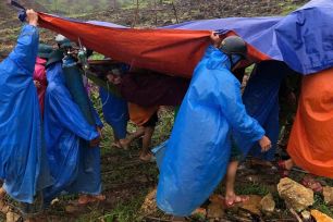 Đà Nẵng: Khiêng võng đưa ba bệnh nhân vượt sạt lở đi cấp cứu