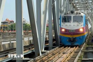 Đường sắt tạm dừng nhiều chuyến tàu ngày 20-11 do mưa lũ tại miền Trung